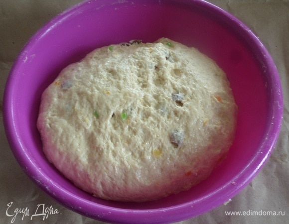 Замешиваем тесто. Вмешиваем в тесто 3 ст. л. растительного масла.