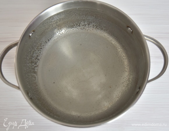 Три литра воды вскипятить, добавить сахар и перемешать до полного его растворения. Остудить.