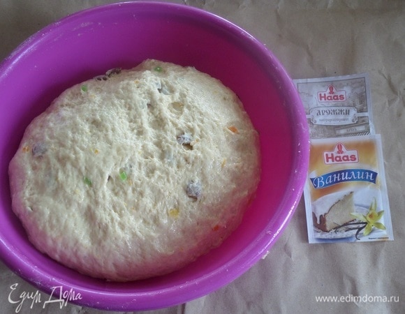 Оставляем тесто на 40–45 минут в теплом месте, накрыв чашку.