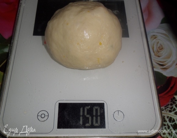 Делим тесто на кусочки по 150 г. Округляем каждый кусочек.