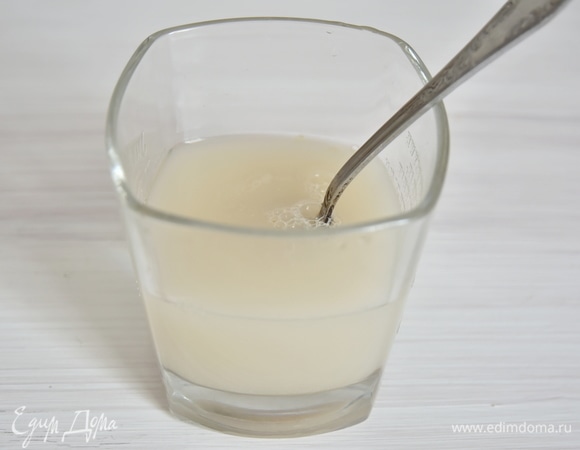 Отлить в стакан немного остывшей воды с сахаром и размешать в нем дрожжи до полного растворения. Следите, чтобы вода не была горячей, максимальная температура — 35–36°C.