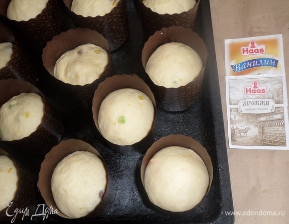 Выкладываем тесто в бумажные формы.