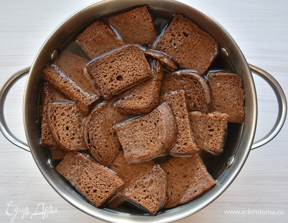 В воду добавить подсушенные сухари.