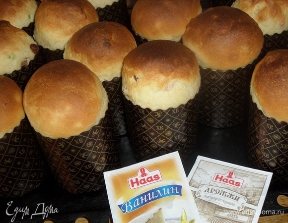 Помещаем бумажные формы с тестом в разогретую духовку. Выпекаем 20–30 минут при 180°C.