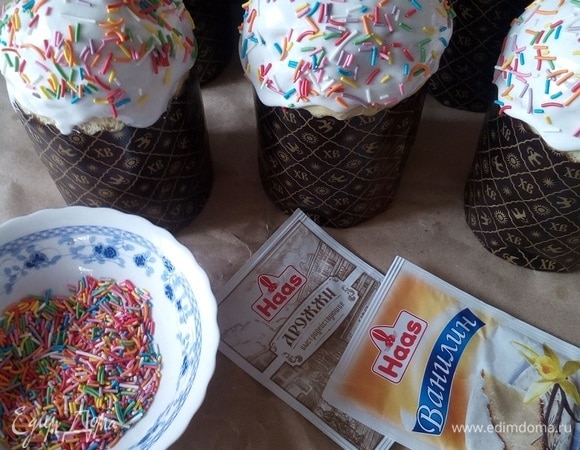 Полностью остужаем куличи. Покрываем куличи глазурью и украшаем посыпками.
