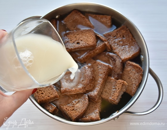 Влить разведенные дрожжи и аккуратно перемешать, чтобы кусочки хлеба не развалились в кашу. Попробуйте воду на вкус. Она должна быть слегка сладковатой. Накрыть емкость чистой сухой марлей и оставить при комнатной температуре на сутки.