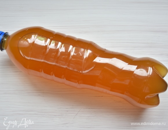 В чистые сухие бутылки добавить 10–12 изюминок. Если нет изюма, можно добавить по ложке сахара. Квас процедить через несколько слоев марли и разлить по бутылкам. Оставить бутылки еще на сутки-двое при комнатной температуре. Как только образующийся газ в напитке сделает бутылки твердыми и слегка раздутыми, убрать напиток в холодильник. Квас готов к употреблению.