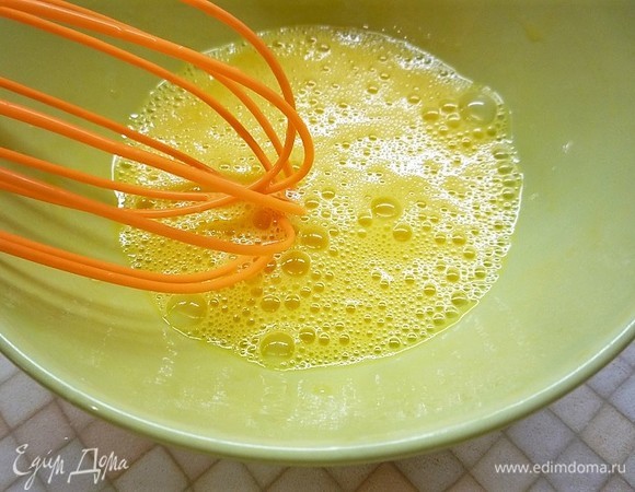 Яйца взбиваем венчиком.