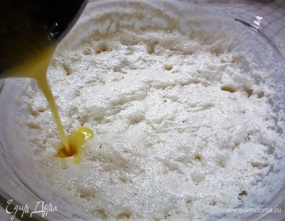 В готовую опару вливаем растопленное сливочное масло.