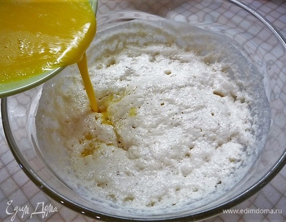 Взбитые яйца, аккуратно перемешиваем.