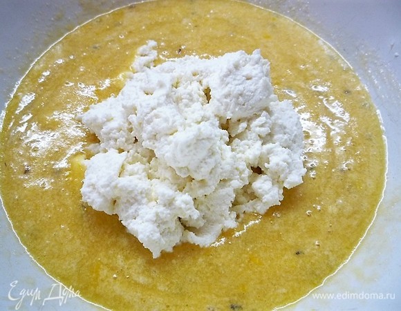 Добавляем рикотту, всыпаем щепотку ванили, щепотку соли, аккуратно перемешиваем.