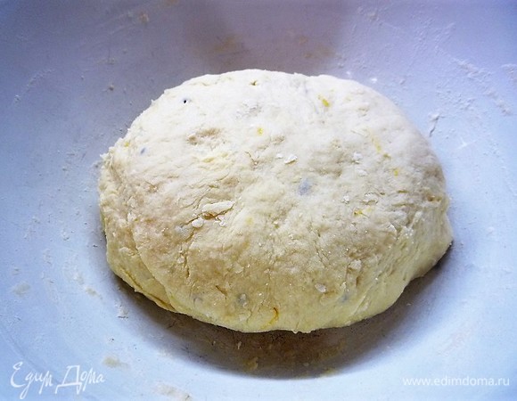 Тесто получается мягким, эластичным, немножко липнет к рукам. Накрываем чашку с тестом пищевой пленкой и убираем в теплое место на 1,5 часа.