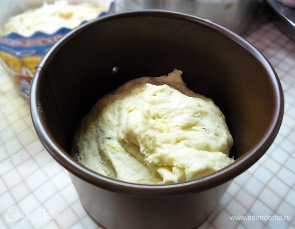 Поднявшееся тесто слегка обмять, разложить по формочкам, заполняя их на треть. Убираем формочки с тестом в теплое место еще на 40 минут.