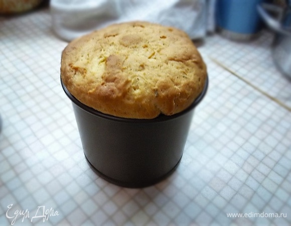 Заранее разогреваем духовку и выпекаем куличи при температуре 170°C 40 минут. Готовность проверяем тонкой деревянной палочкой, она должна выходить из кулича сухая.