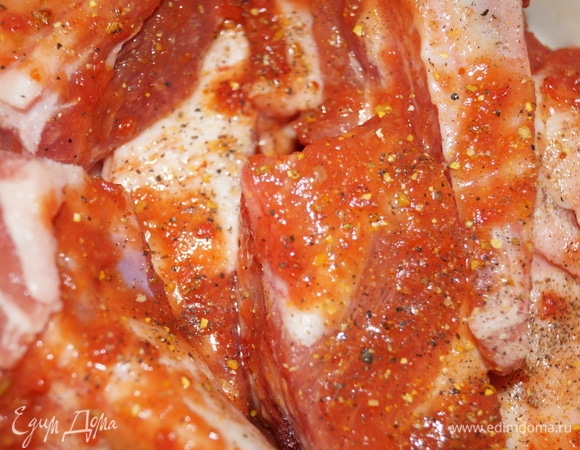 Ребрышки отделите от грудинки так, чтобы на них оставалось и мясо, и сальце, разрежьте их на кусочки грамм по 100. За ранее замаринуйте свиные ребрышки с мясом в чесночном кетчупе, посолите, наперчите, добавьте любимые молотые специи для свинины. Закройте крышкой и уберите на 1–2 дня в холодильник.