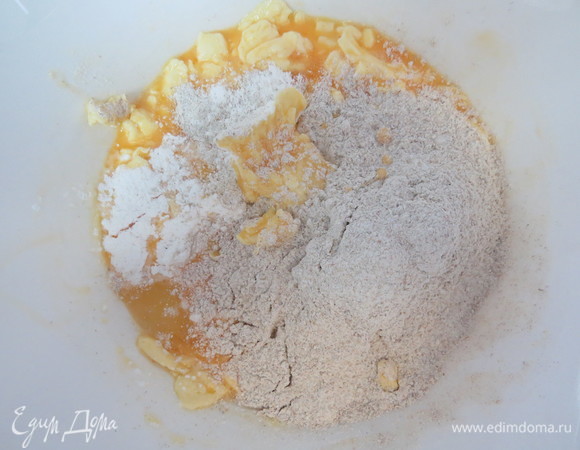 Добавить соль, разрыхлитель, оба вида муки, замесить тесто.
