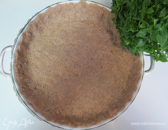 Выложить тесто в смазанную маслом форму (у меня диаметром 24 см), сделать бортики. Поставить форму с тестом в разогретую до 180°C духовку. Выпекать в течение 10 минут.