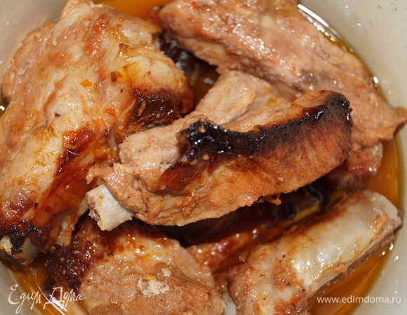 Когда время запекания закончилось, осторожно разрежьте верх рукава и выложите содержимое в кастрюльку с крышкой, соус необыкновенно ароматный и вкусный. У меня получилось 9 кусочков, на двоих в самый раз.