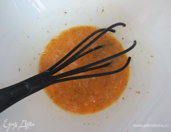 Яйца взбить со специями и солью. Соль добавляйте по вкусу. Ориентируйтесь главным образом на соленость сыра. Я люблю добавлять моцареллу.