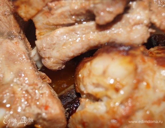 Можно накрывать на стол! С отварным картофелем и салатом из свежих овощей будет красиво и вкусно! Не забудьте мясо и картофель обмакивать в соус.