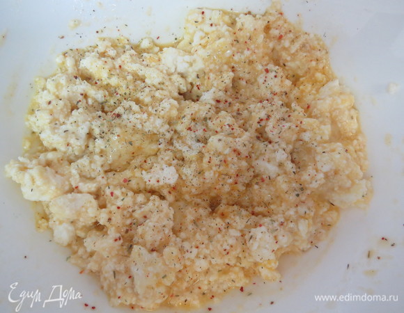 Ко взбитым яйцам добавляем рикотту, перемешиваем.