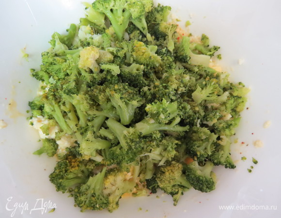 Затем добавляем брокколи, также перемешиваем.