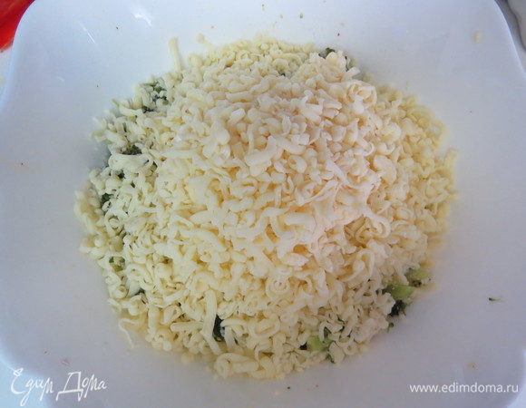 В самом конце добавляем тертый сыр (я обычно беру моцареллу, но подойдет любой сорт), опять перемешиваем.