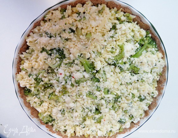 Выложить начинку на корж. Запекать в разогретой до 180°C духовке 25–30 минут до румяности.