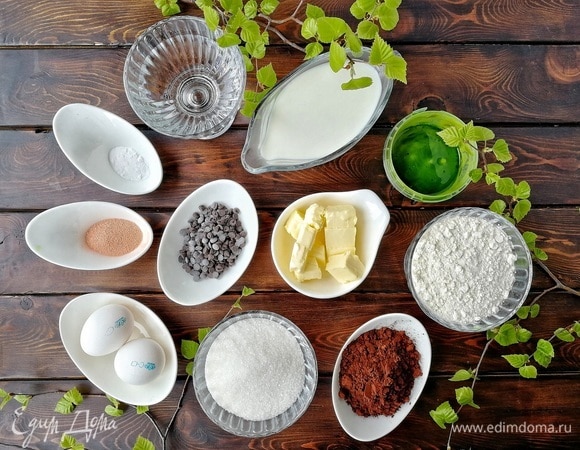 Подготавливаем все необходимые ингредиенты, чтобы потом не отвлекаться, и начинаем готовить. Хотя, нет. Забыла про самое главное: обязательно заряжаемся хорошим настроением, без него в дрожжевой выпечке никак!