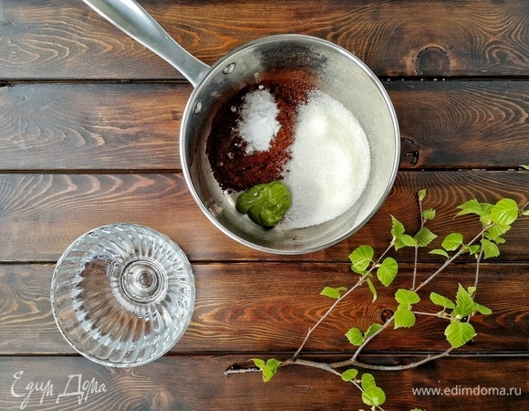 В сотейнике соединяем какао, 100 граммов сахара, фисташковую пасту, соду и воду. Хорошо размешиваем, чтобы не было комочков, и ставим на плиту. Обязательно мешаем и доводим до кипения. Не кипятим!