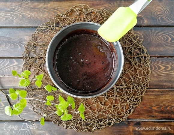 Снимаем смесь с огня, отставляем в сторонку. Пусть остывает.