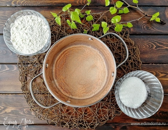 Готовим опару: в предварительно нагретое примерно до 35–40° С молоко добавляем 50 граммов сахара, 120 граммов муки и дрожжи. Перемешиваем.