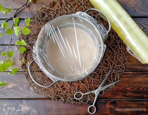 Накрываем сотейник пищевой пленкой и убираем в разогретую до 30°С духовку (по мне, самое оптимальное место) на минут 20–30, чтобы опара подошла.