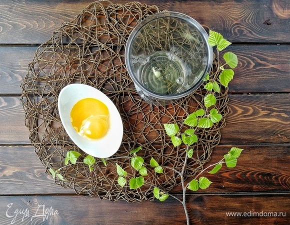 Теперь отделяем белки от желтков. Первые удобно поместить в высокий стакан, чтобы затем было легче взбивать.