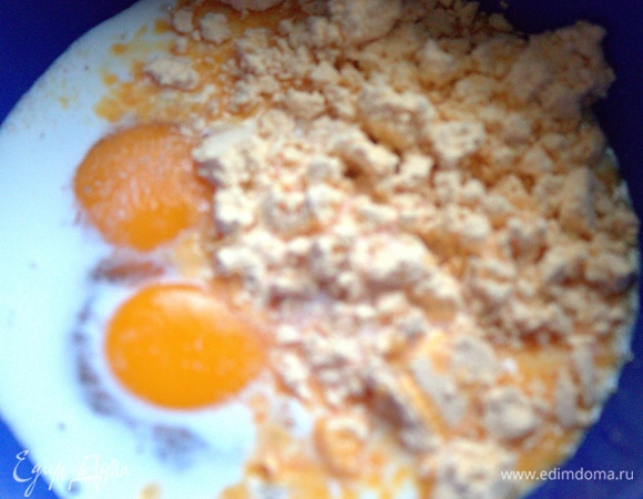 Вбить яйца в молоко. Одно яйцо я заменила яичным порошком (1 ст. л.), с ним все удачно получается.