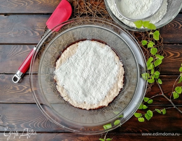 Берем удобную чашу и соединяем в ней опару и смесь с какао, маслом и желтками и начинаем понемногу вводить просеянную муку. Ее количество в зависимости от ваших условий может варьироваться от 300 до 350 граммов. Тесто легко замешивается обычной ложкой или силиконовой лопаткой.