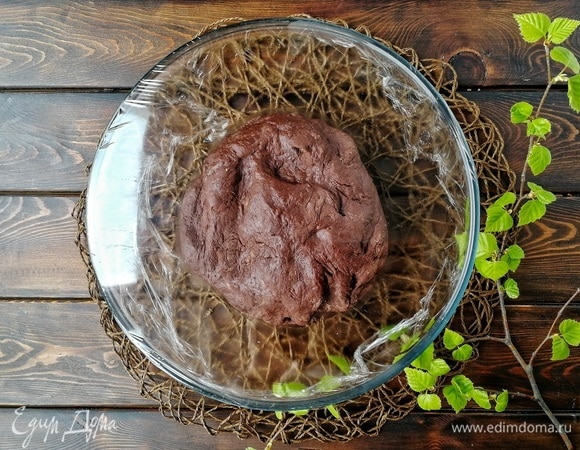 Вы должны получить вот такое тесто. Оно не липнет к рукам, не забито мукой, мягкое, гладкое, слегка блестит. Вымешивать, как обычно, это тесто абсолютно не нужно! Вы только вводите муку до такого состояния, как на картинке! Снова накрываем тесто пищевой пленкой и убираем в теплую духовку, чтобы подошло. Займет это от 45 до 60 минут.