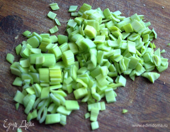 Зеленый лук или порей нарезать мелко.