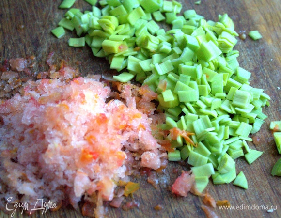 Покрошить или натереть томат. У меня замороженный.