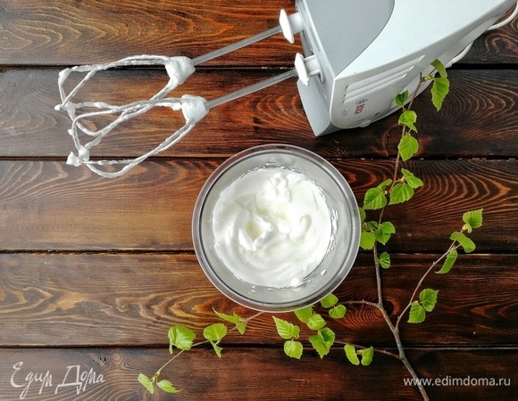 Примерно через 40 минут после отправки теста на расстойку можете начинать взбивать белки до устойчивых пиков.