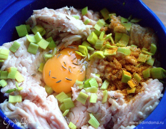 Для мясной основы в фарш добавить яйцо, лук и специи. Смешать.