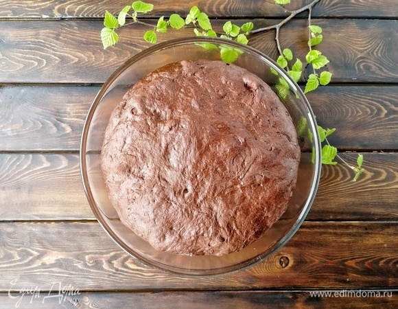 Тесто подошло. Моему хватило 50 минут. Оно очень мягкое, воздушное и безумно ароматное!