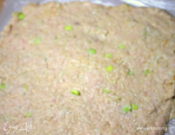 Перенести фарш ровным слоем на густо смазанную маслом пленку, под ней — двойной пергамент.