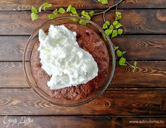 Выкладываем на тесто взбитые белки и перемешиваем. Удобнее и быстрее всего это делать руками. Тесто станет немного влажным. Это нормально.