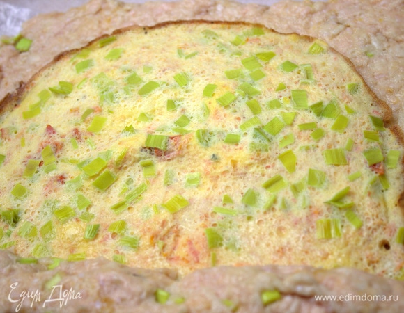 Скрутить рулет с начинкой.