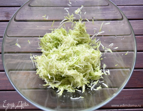 Кабачок натереть на терке и хорошо отжать от влаги.