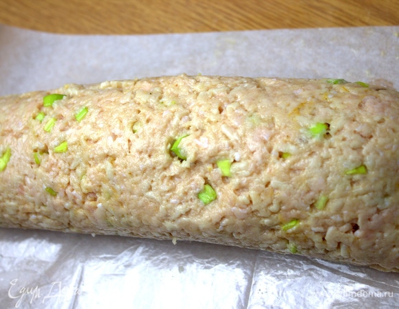 Пленку подтягиваем на себя и постепенно перекладываем рулет на пергамент.