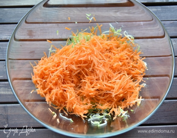 В кабачок добавить натертую на мелкой терке морковь.