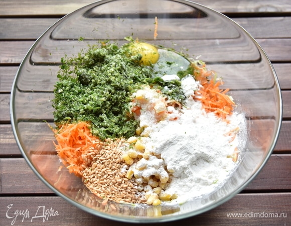 К овощам ввести все оставшиеся ингредиенты и перемешать.