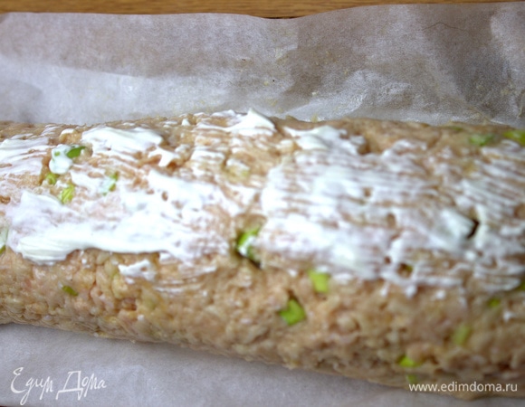 Верх смазать сметаной или взбитым яйцом.